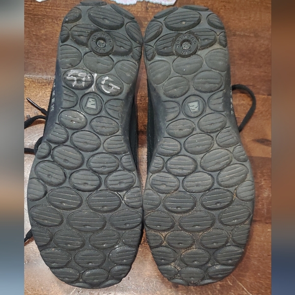 Merrell Black and Red Women's Size 7.5 Sneakers. - Picture 7 of 9